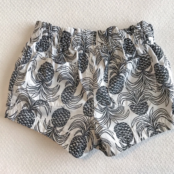 Old Navy | 2T Black & White Pineapple Print Shorts - Picture 2 of 3